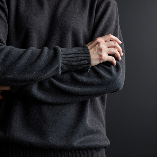 三十二岁左右男性产品经理头像，穿深灰色毛衣，短发，白色背景，亲和笑容